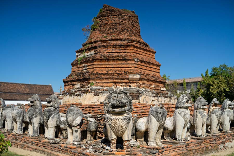 Ruins-Statues-In-Ayutthaya